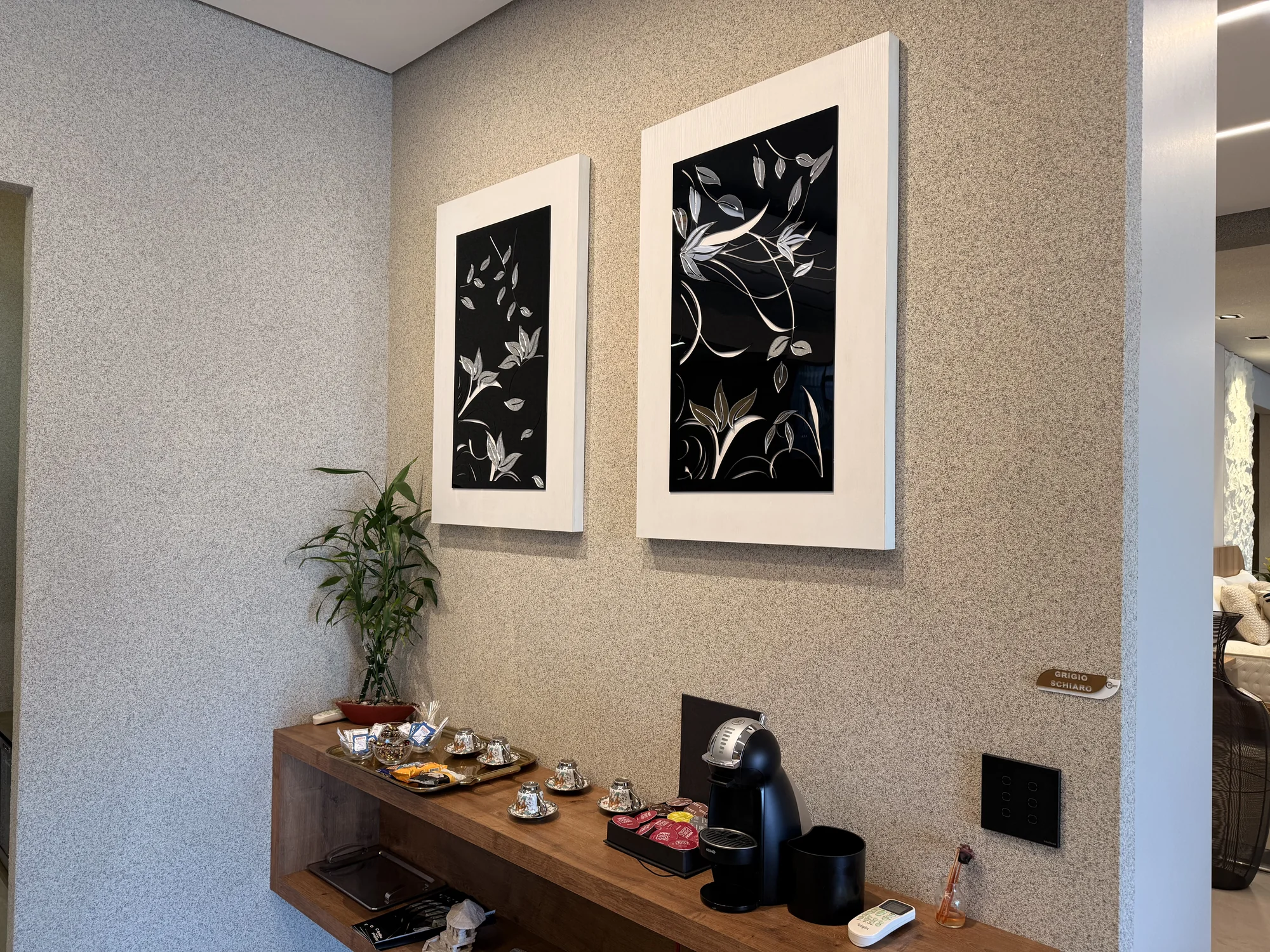Parede revestida e decorada no showroom Company D'Collors