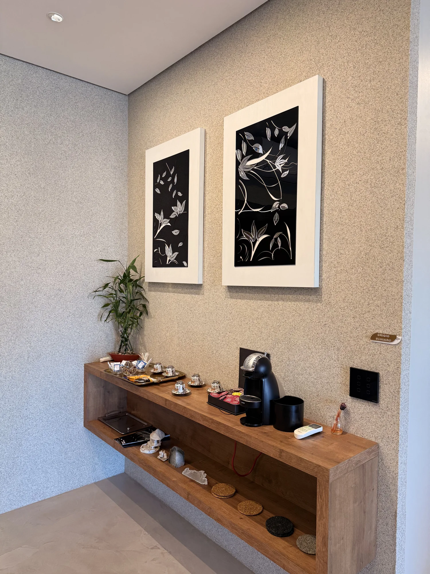 Detalhe de parede com revestimento mineral no showroom