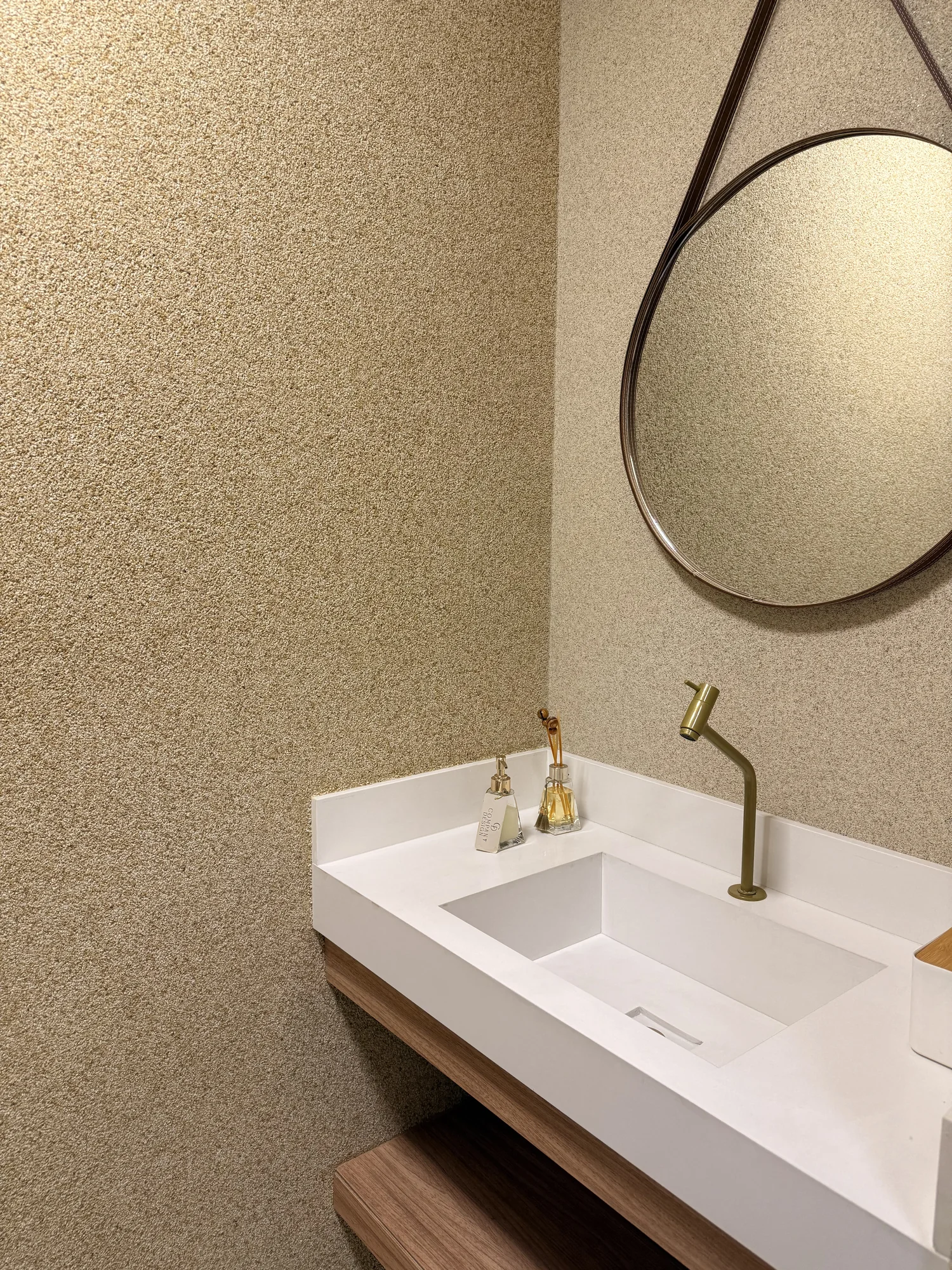 Lavabo com revestimento mineral claro Company D'Collors