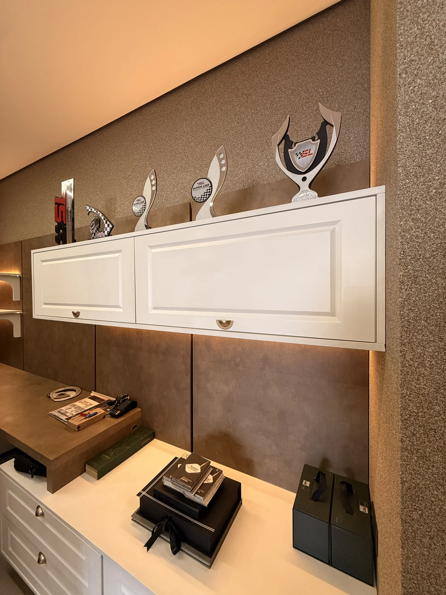 Detalhe de painel e revestimento no showroom Company D'Collors