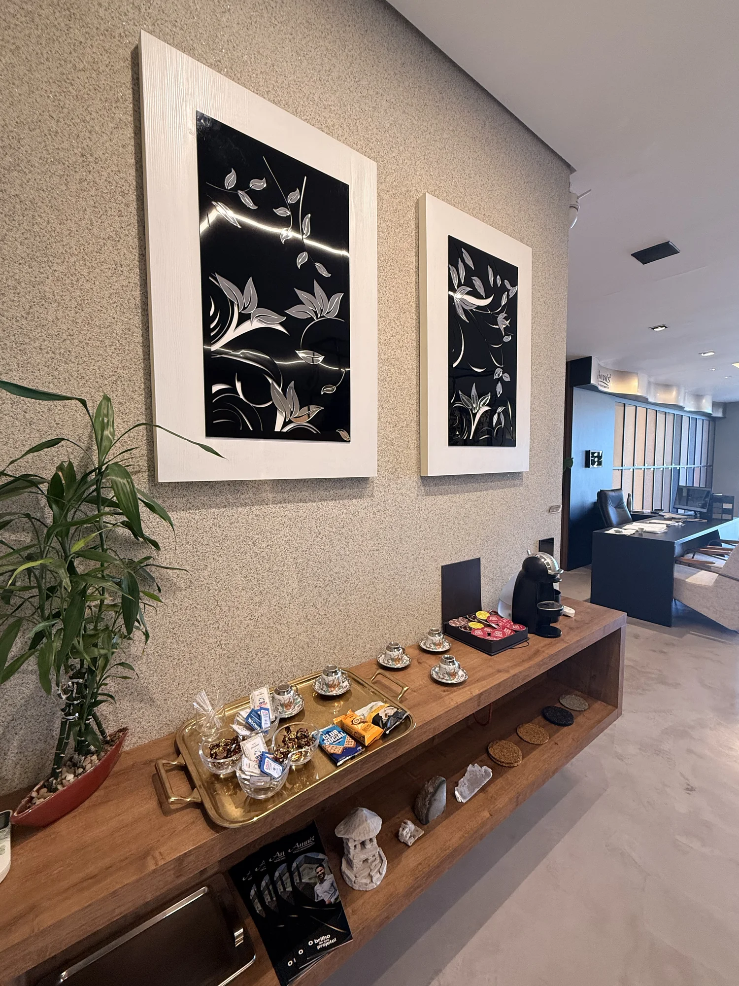 Ambiente do showroom com parede revestida Company D'Collors