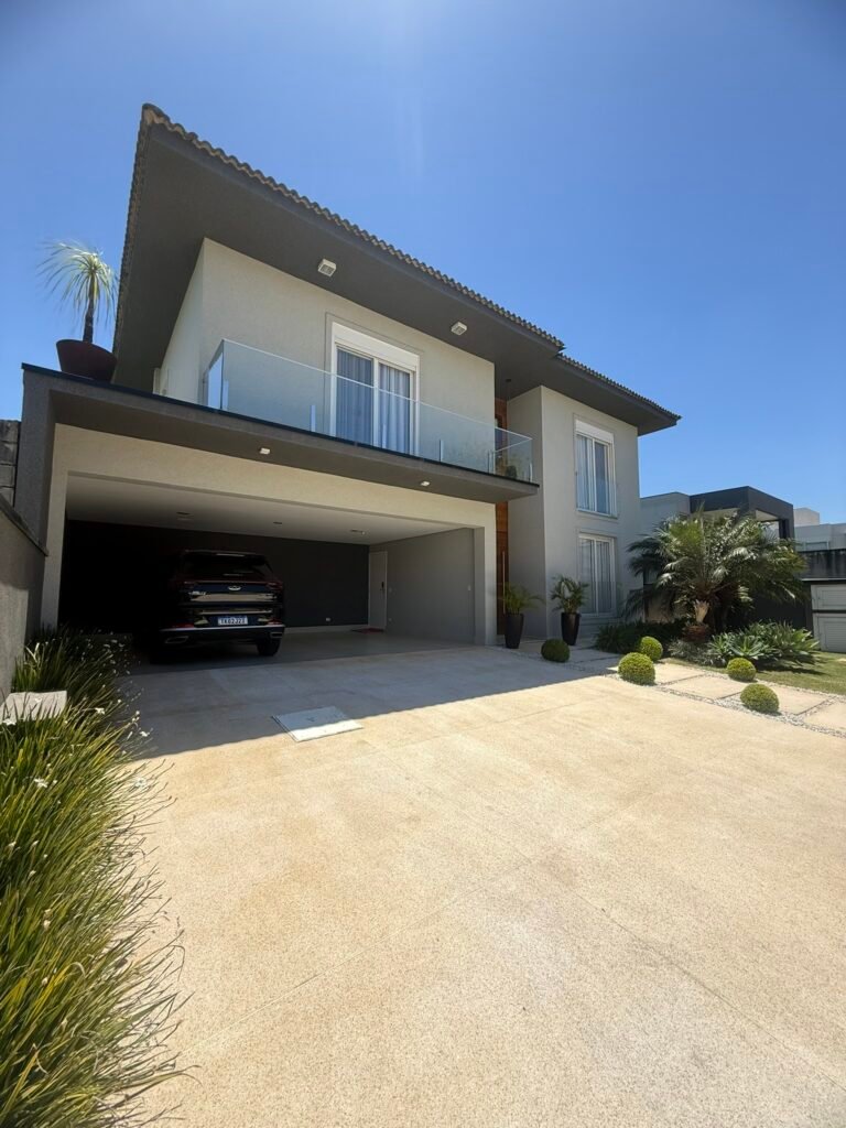 Fachada de casa com revestimento de pedra natural aplicado nas paredes externas - quantos baldes de revestimento de pedra natural